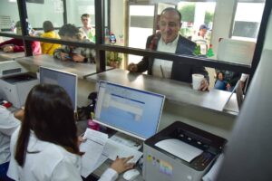 Antonio Menéndez recorre cajas de Tesorería y paga predial